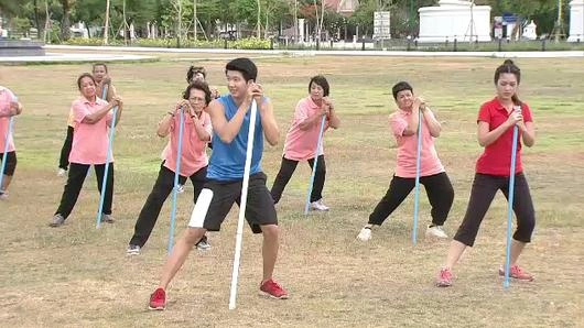 ท่าออกกำลังกายด้วยไม้พลอง สไตล์ป้าบุญมี 2