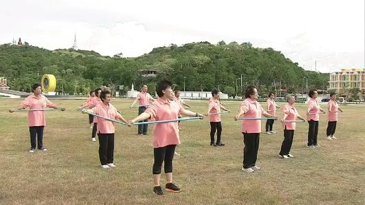 ท่าออกกำลังกายด้วยไม้พลอง สไตล์ป้าบุญมี 1