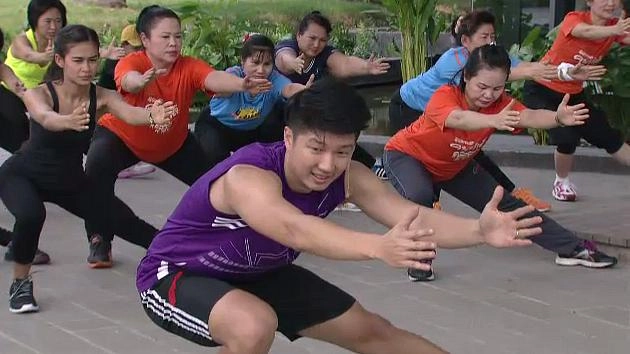 ฝึกกล้ามเนื้อขาและสะโพกด้วยท่านักสเก็ต