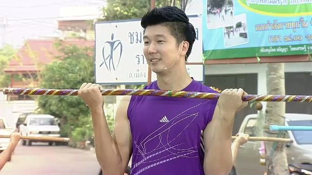 กระชับแขนด้วยไม้พลอง