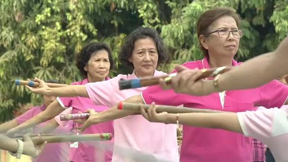 ยืดเหยียดแก้หลังค่อมด้วยไม้พลอง