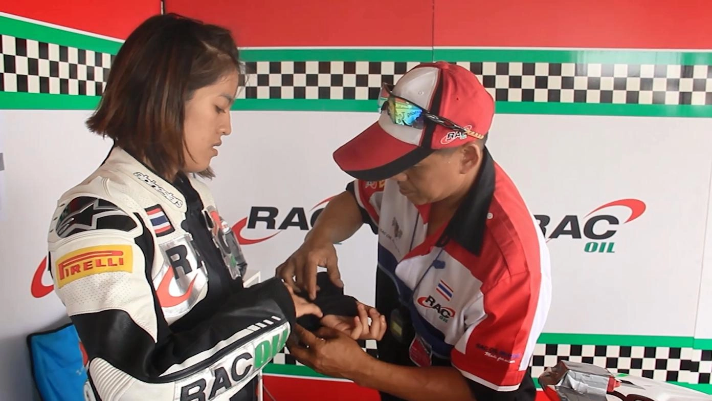 สาวนักบิด