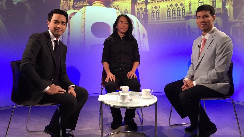 "2559" การเมืองไทย "หลังชนฝา"