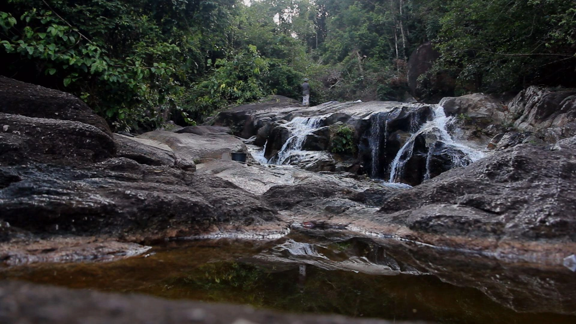 ข้างหลังฝาย