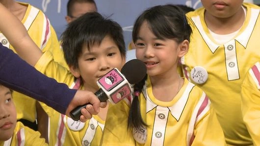 คู่พี่น้องนักอ่าน