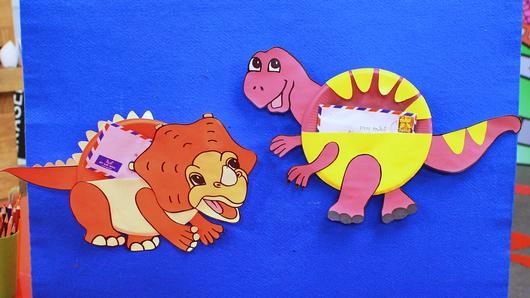 ไดโนเสาร์ใส่จดหมาย