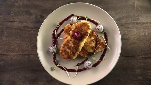 ไก่ชุบเกล็ดขนมปังทอด ราดซอสแก้วมังกร