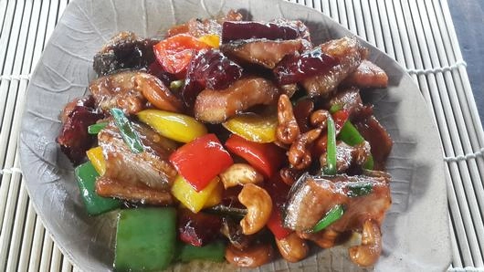 ข้าวเกรียบว่าว เมนูปลาช่อนทอดกรอบผัดเม็ดมะม่วงหิมพานต์