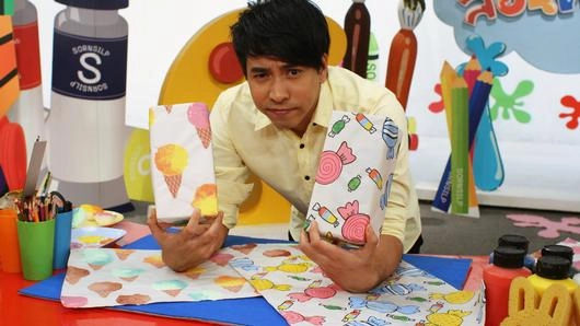 กระดาษห่อของขวัญลายลูกกวาด