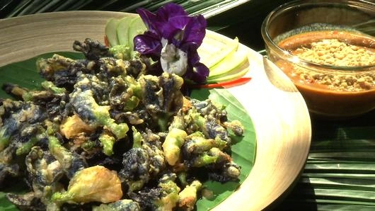 ยำดอกอัญชัญทอดกรอบ