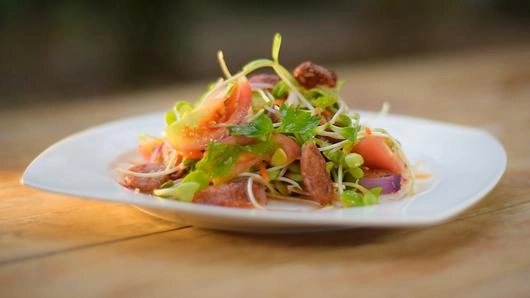 ยำต้นอ่อนทานตะวัน