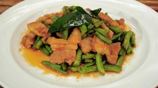 ผัดพริกแกงถั่วฝักยาว