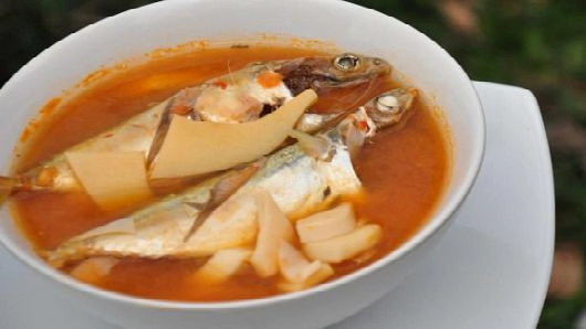 แกงส้มปลาทูยอดมะพร้าว