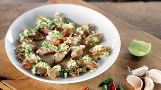 จักจั่นทะเลและผักลิ้นห่าน