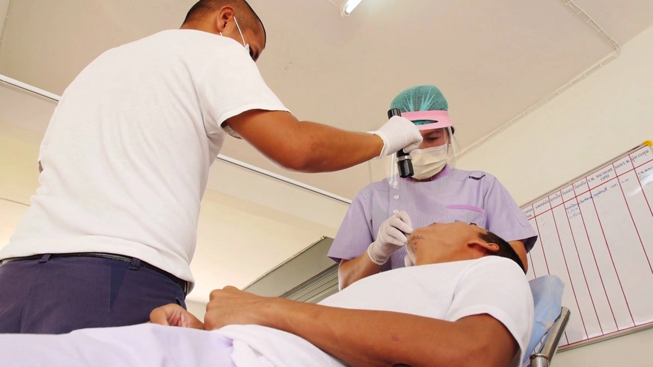 หมอข้างบ้าน