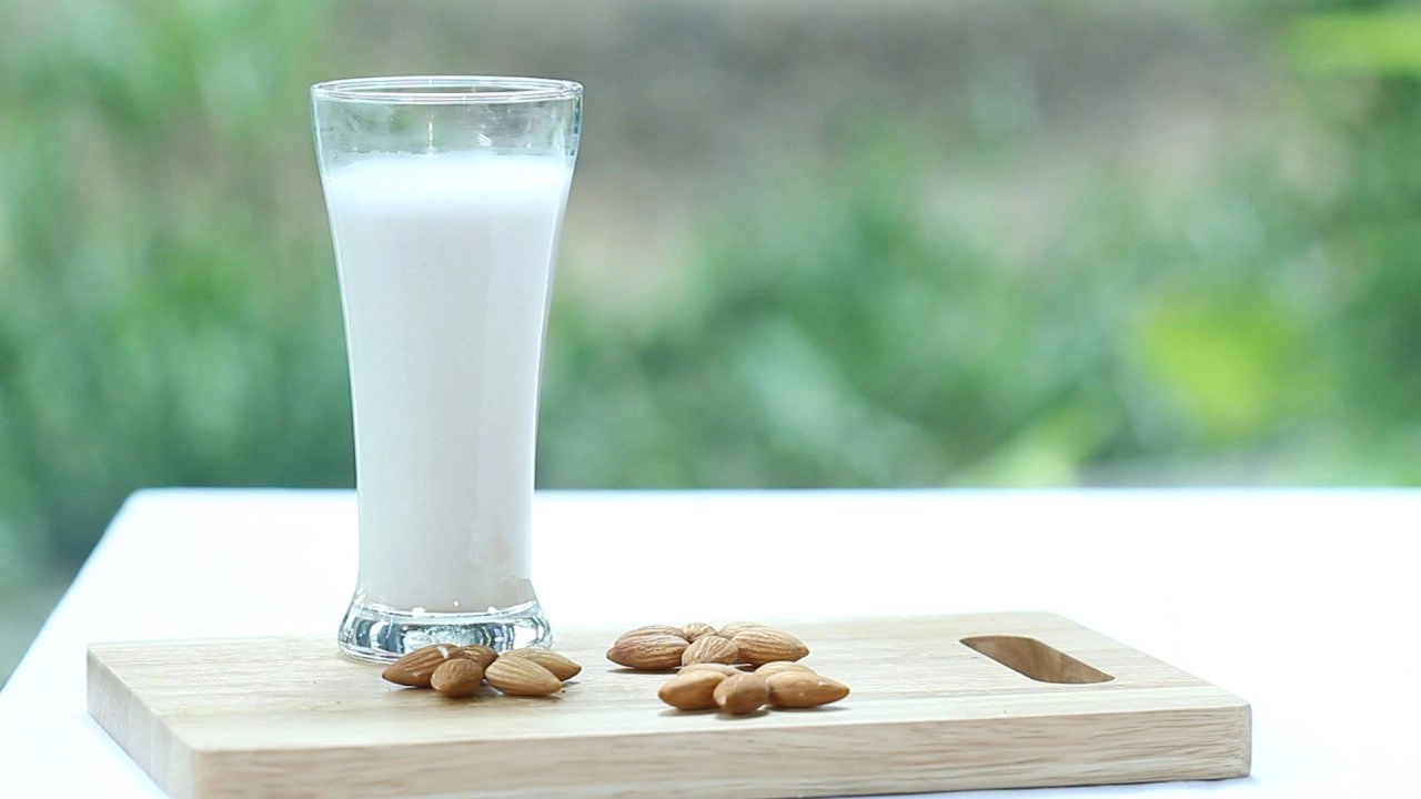 นมอัลมอนด์, โยคะท่า Head Stand