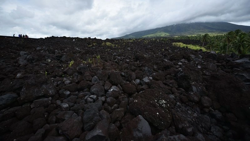 มายอน หญิงสาวขี้อายบนเกาะลูซอน