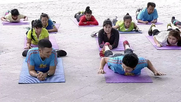 แก้คอยื่นด้วยการบริหารกล้ามเนื้อกระดูกสันหลังส่วนอก