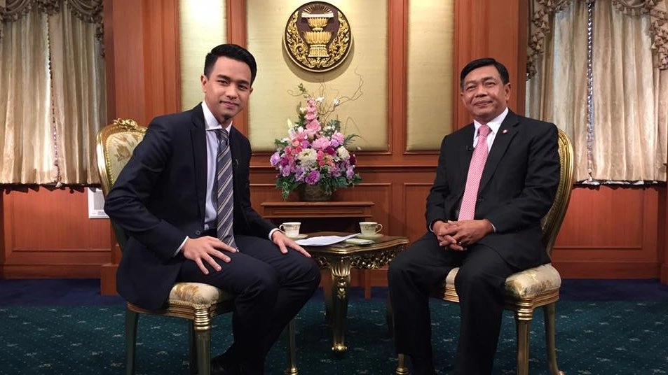 "อลงกรณ์" เผชิญหน้า "ประชาธิปัตย์-เพื่อไทย"