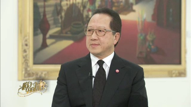 นักธุรกิจหัวใจศิลป์, ​คนดนตรีปลูกผัก..ตามรอยพ่อ, เบิร์ด-เอกชัย บรรเลงเพลงพระราชนิพนธ์ กึกก้องโลก