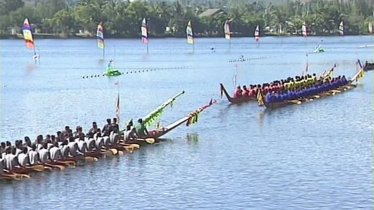 น้อมรำลึกพระบาทสมเด็จพระปรมินทรมหาภูมิพลอดุลยเดช เสด็จพระราชดำเนินเป็นการส่วนพระองค์ ไปทอดพระเนตรเรือยาว