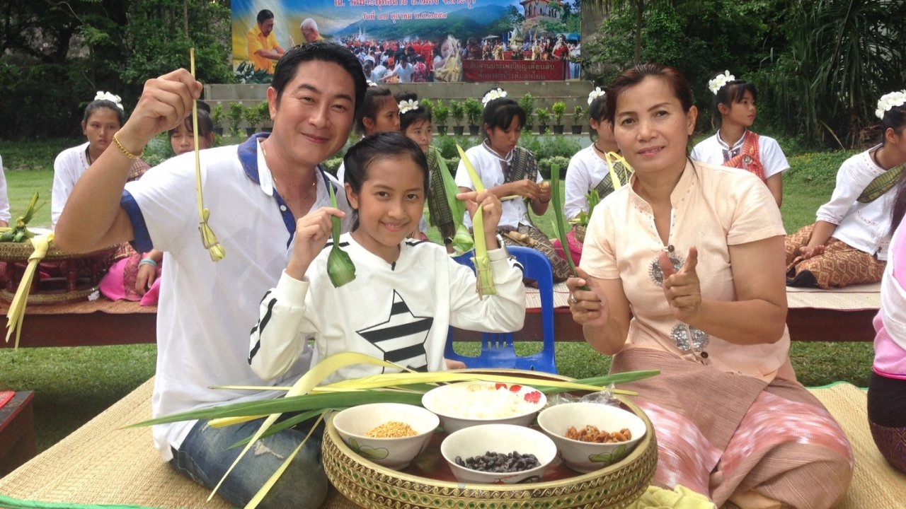 ประเพณีตักบาตรข้าวต้มลูกโยน