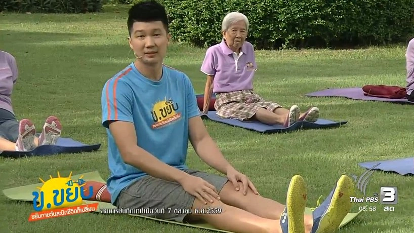 ท่ายืดเหยียดกล้ามเนื้อต้นขา สำหรับผู้สูงอายุ โดยใช้ผ้าขนหนู