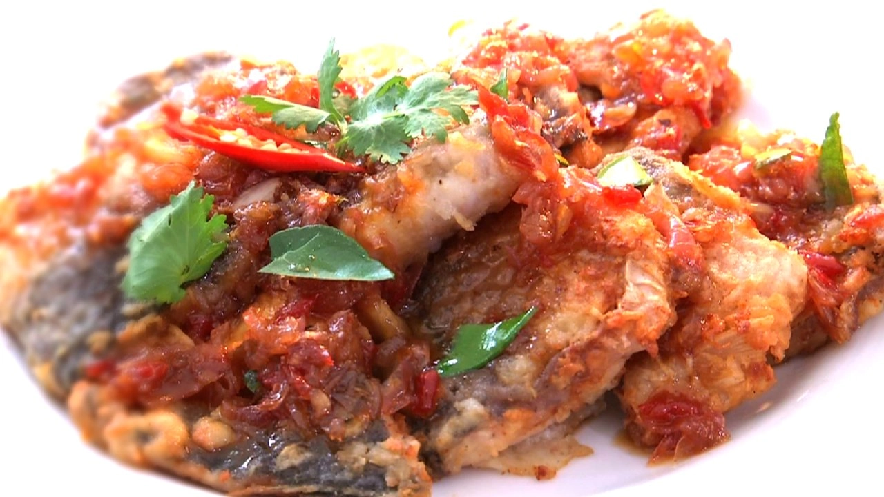 ปลาส้มราดพริกสามรส