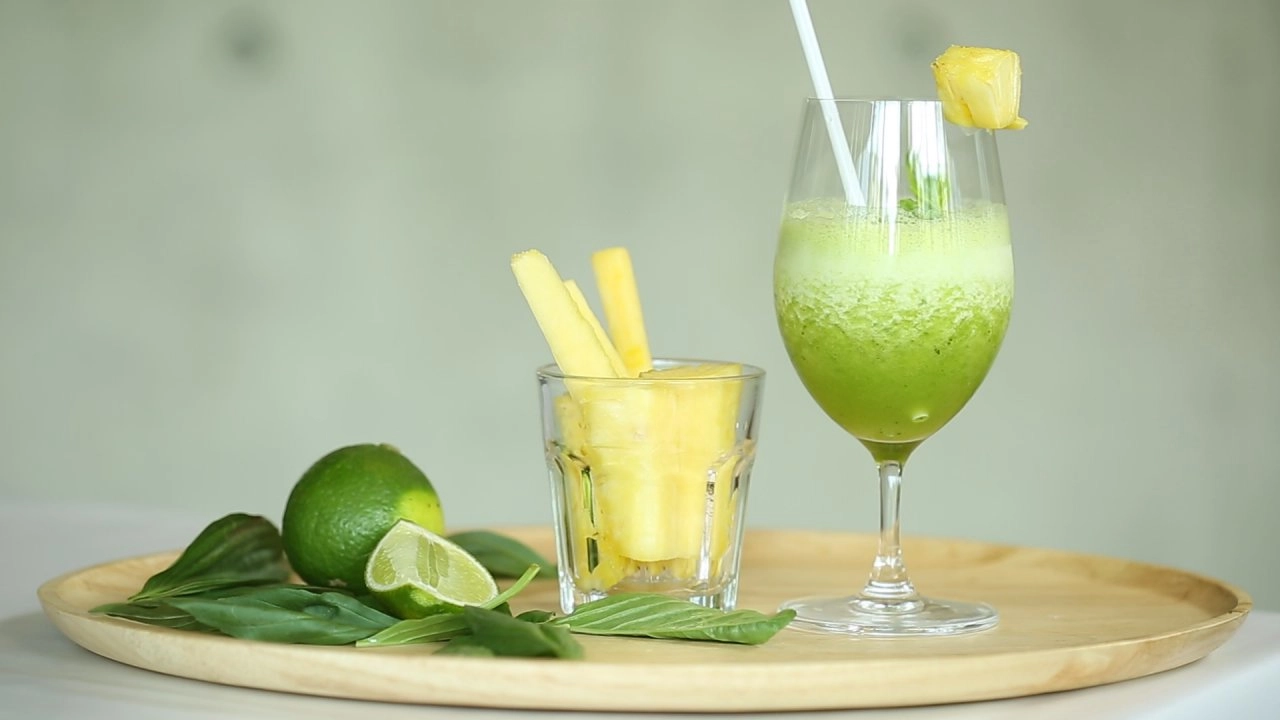 น้ำสับปะรดปั่นใบโหระพา, ฝึกโยคะชุดท่าพิงกำแพง