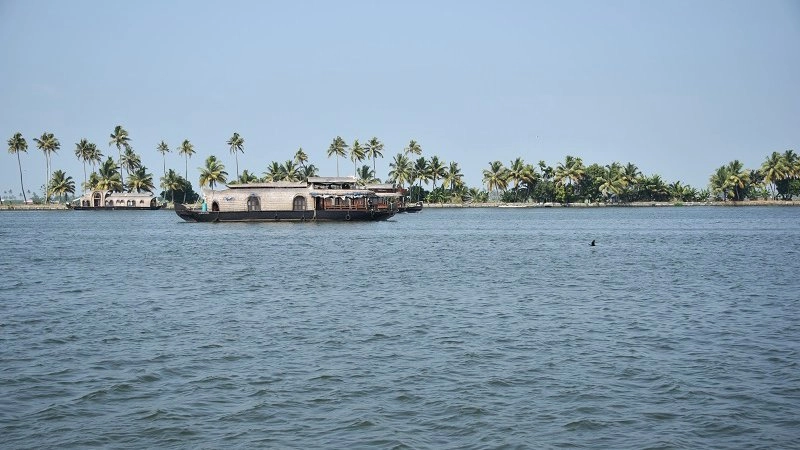 ลอยลำบนสายน้ำแห่งชีวิต