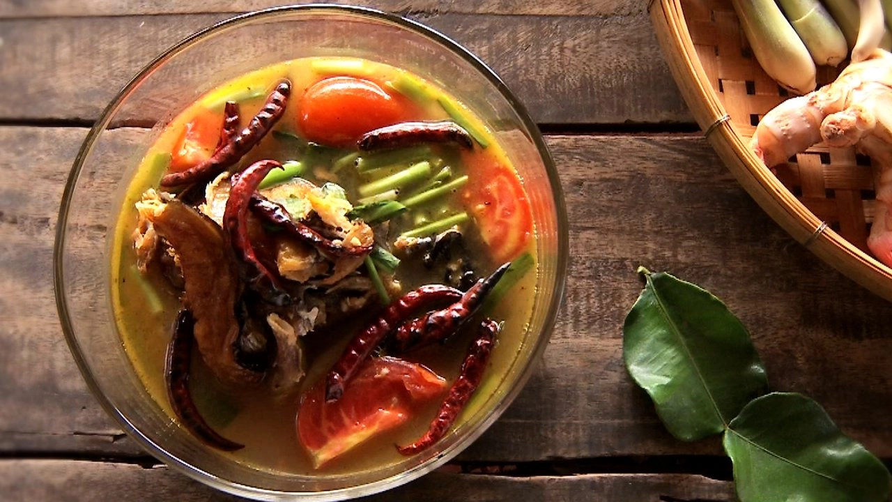 ต้มโคล้งสมุนไพรสด