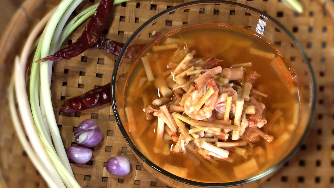 แกงส้มหน่อกะลา