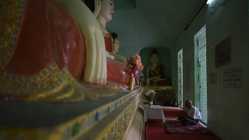 ชายชราผู้ปิดทองหลังพระ