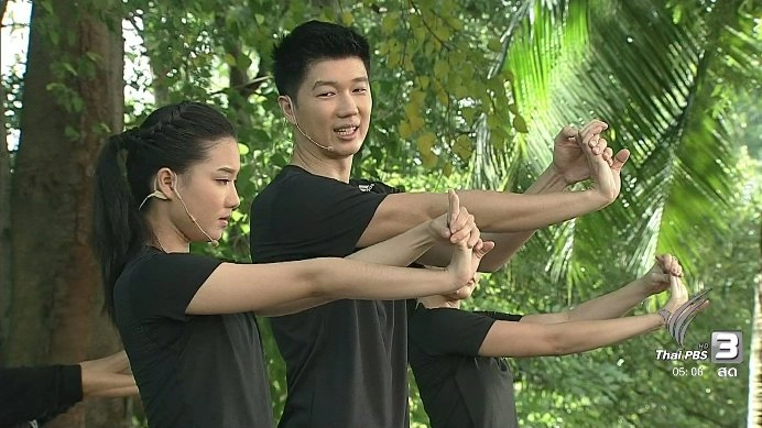 วิธีใช้เก้าอี้ไม้ยืนเพื่อบริหารกล้ามเนื้อช่วงบน