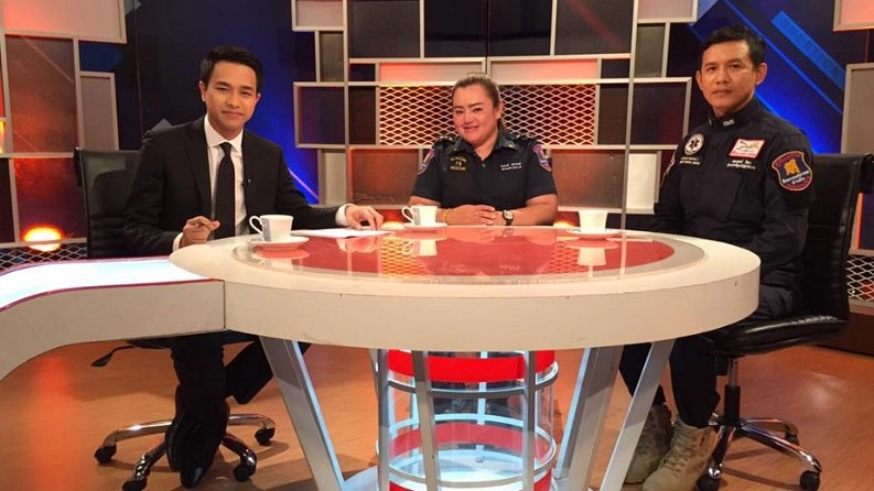 "นาทีวิกฤต" รถตู้มรณะ ไฟคลอก "คน" ไฟไหม้ "ฟาง"...?