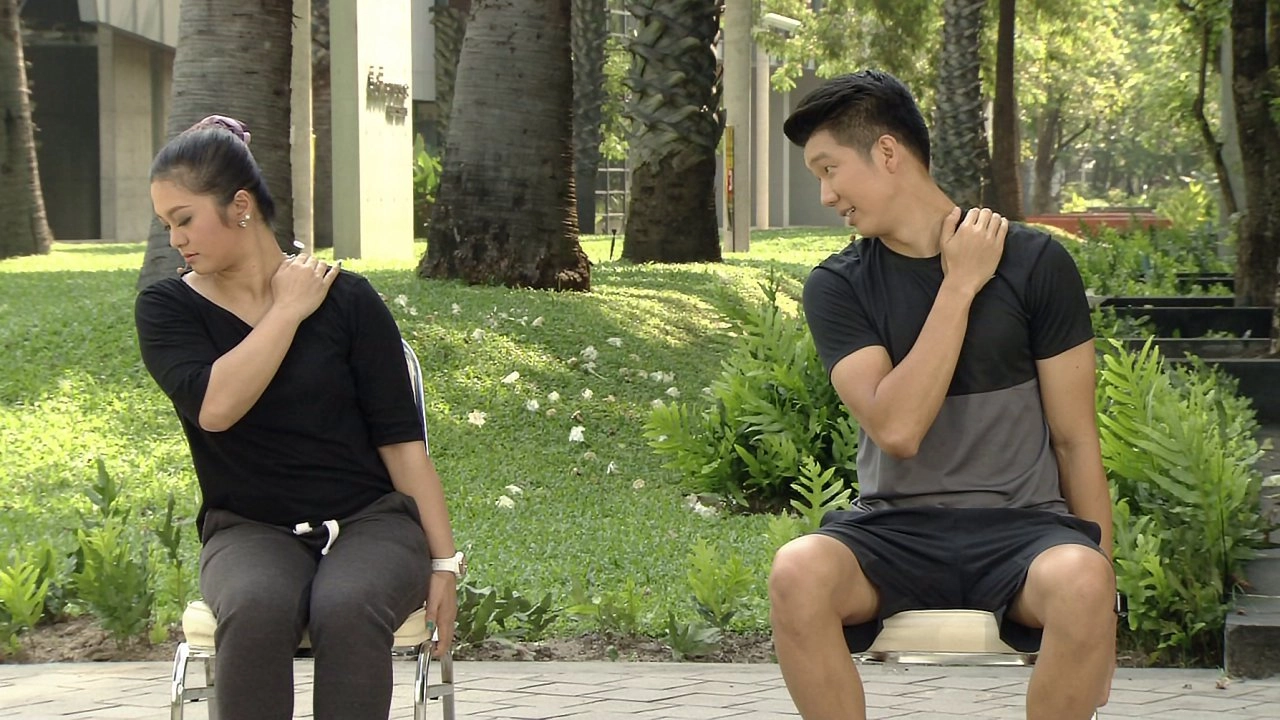 ท่ายืดคอและบ่าป้องกันอาการปวดศีรษะข้างเดียว