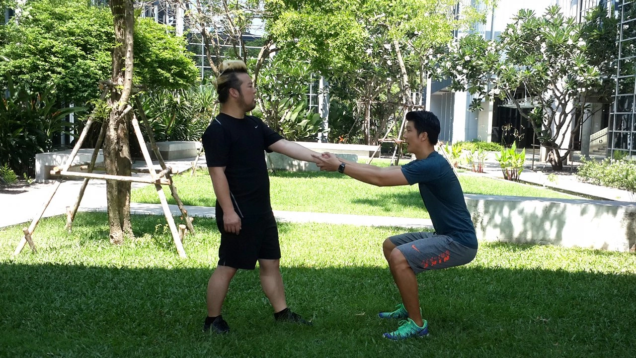 ลดความอ้วนด้วยท่าบริหารร่างกายกับประตู