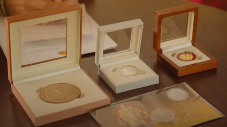 เปิดจองเหรียญที่ระลึกพระราชพิธีถวายพระเพลิงพระบรมศพ วันที่ 22 ส.ค. – 30 ก.ย. 60