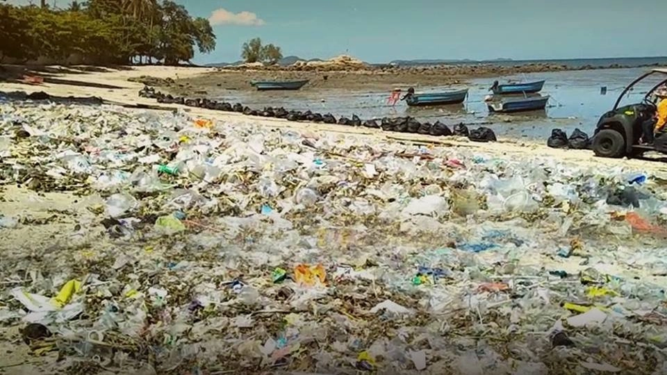 ปัญหาขยะเกลื่อนชายหาดวงศ์อมาตย์ เมืองพัทยา จ.ชลบุรี