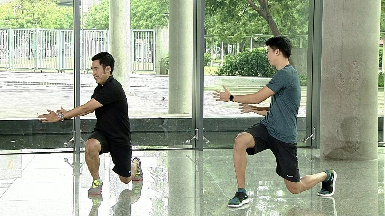 ท่าวอร์มอัพก่อนเล่นเทนนิส