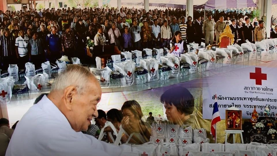 พระราชทานชุดธารน้ำใจช่วยเหลือผู้ประสบอุทกภัย จ.สิงห์บุรี