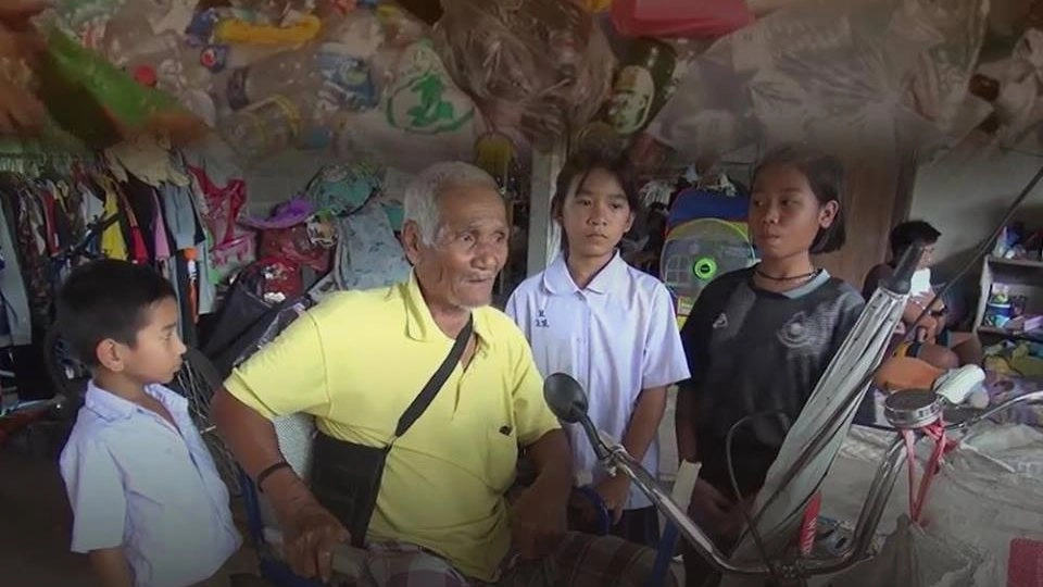 คืบหน้าเด็ก 8 ขวบ กตัญญูช่วยตาพิการเก็บของเก่าประทังชีวิต จ.ชลบุรี