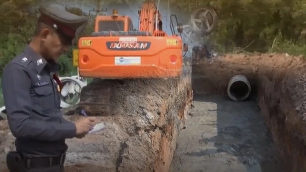 ขุดวางท่อระบายน้ำกลางถนน จยย.พ่วงข้างตกหลุมเสียชีวิต จ.ปราจีนบุรี