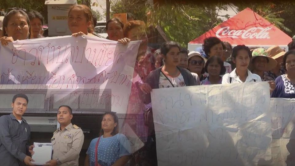 ชาวบ้านกว่า 100 คนบุกศาลากลาง ถูกโกงเงินสัจจะออมทรัพย์ อ.สิงหนคร จ.สงขลา