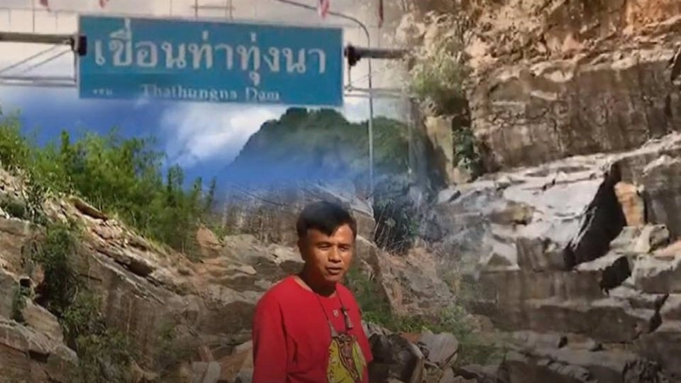 เตือนภัย! หินบนหน้าผาถล่มขวางถนน หวั่นอันตราย จ.กาญจนบุรี
