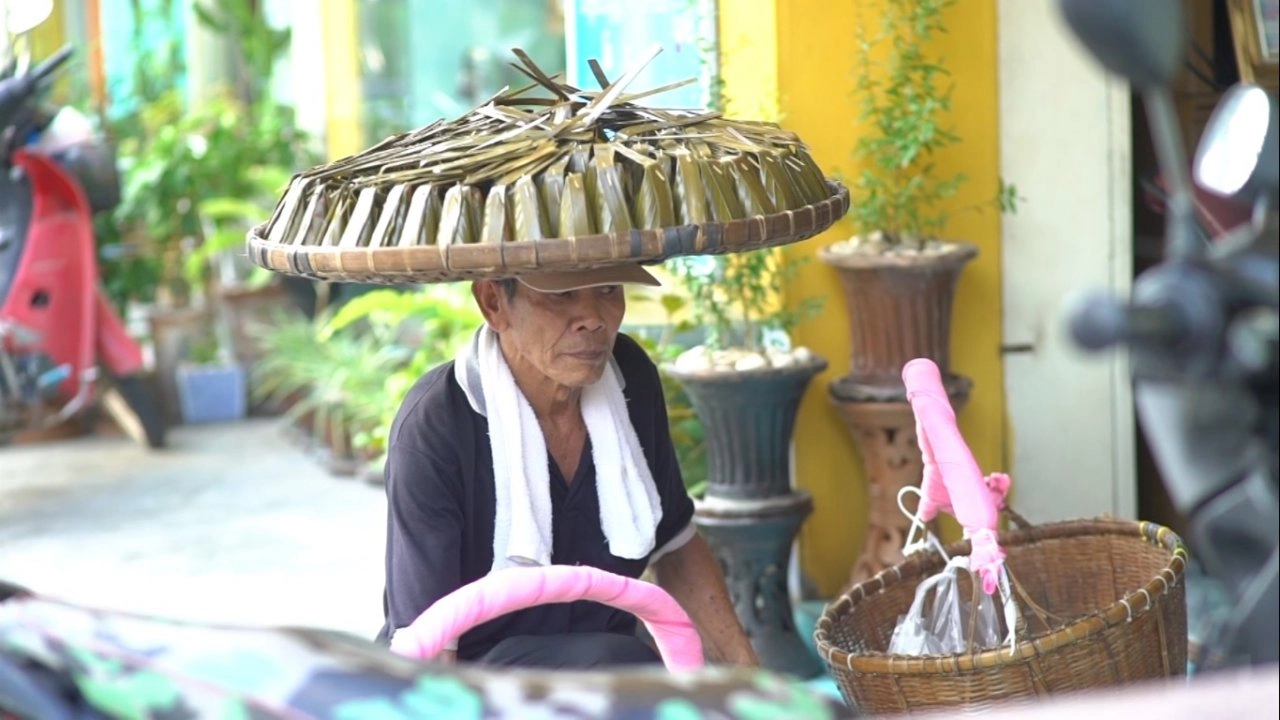 ลุงแดงขนมจอมพลัง/ ผ้าขาวม้าพาเพลิน สว. ต.บึงน้ำรักษ์