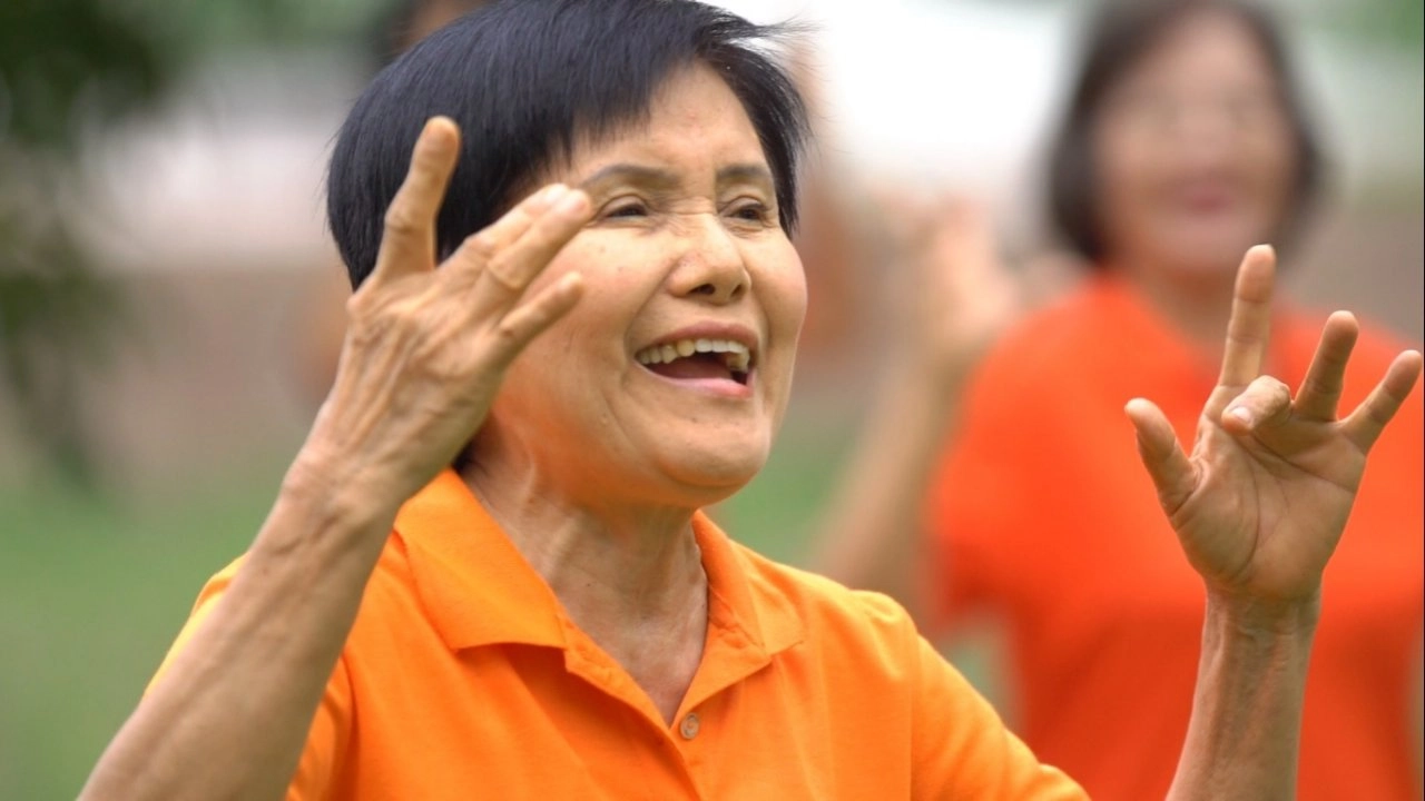 ป้าจิ๋มหัวเราะบำบัด/ สว. ร่วมด้วยช่วยแยกขยะ