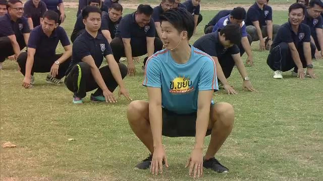 บริหารต้นขาและสะโพกด้วยท่าแทงปลาไหล