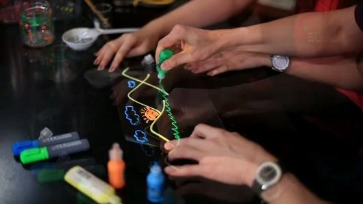 สีแสบตา