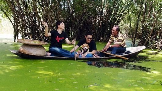 พายเรือเก็บดอกโสนกับ “ใหญ่ - ฝันดี จรรยาธนากร”